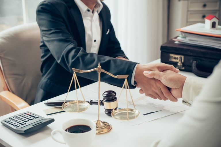 Les responsabilités des avocats en droit des affaires: comprendre leurs missions et leurs obligations